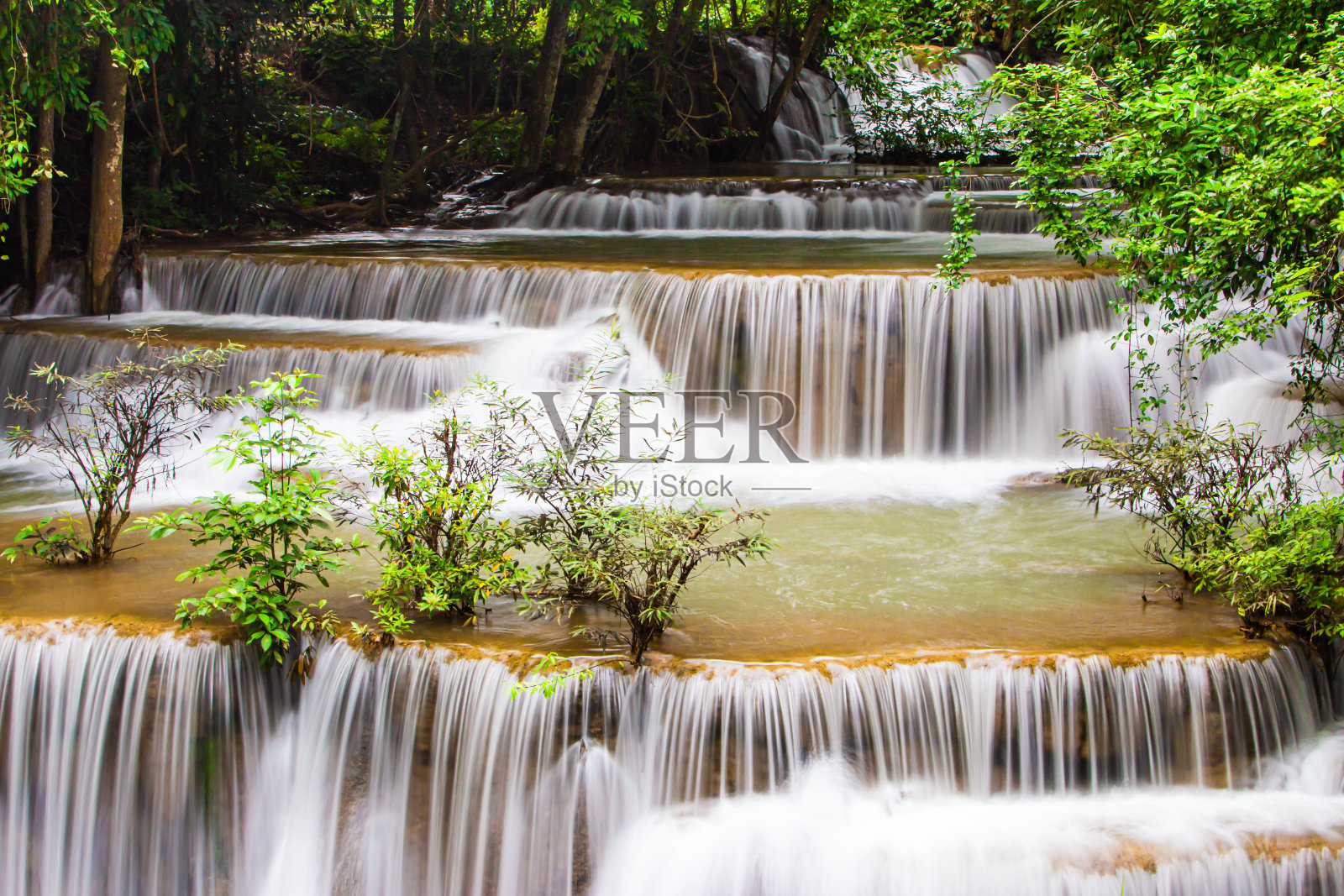 怀美卡明瀑布，美丽的泰国热带雨林，北碧府照片摄影图片