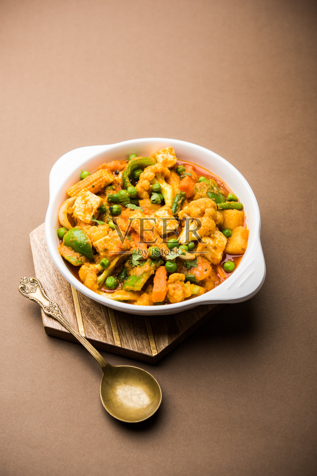 混合蔬菜咖喱-印度主菜食谱包含胡萝卜，花椰菜，青豆和豆类，小玉米，辣椒和奶酪，传统的马沙拉和咖喱，选择性的重点照片摄影图片