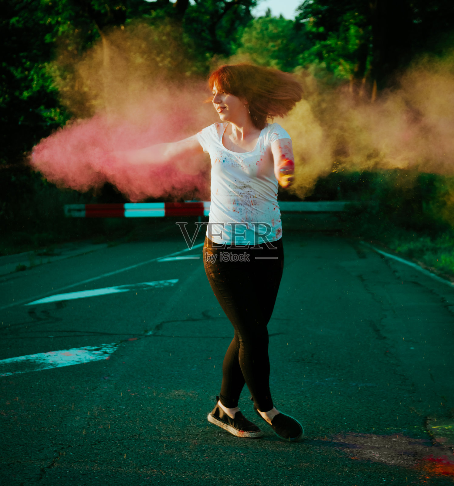 幸福的年轻女子被一团粉末包裹着照片摄影图片