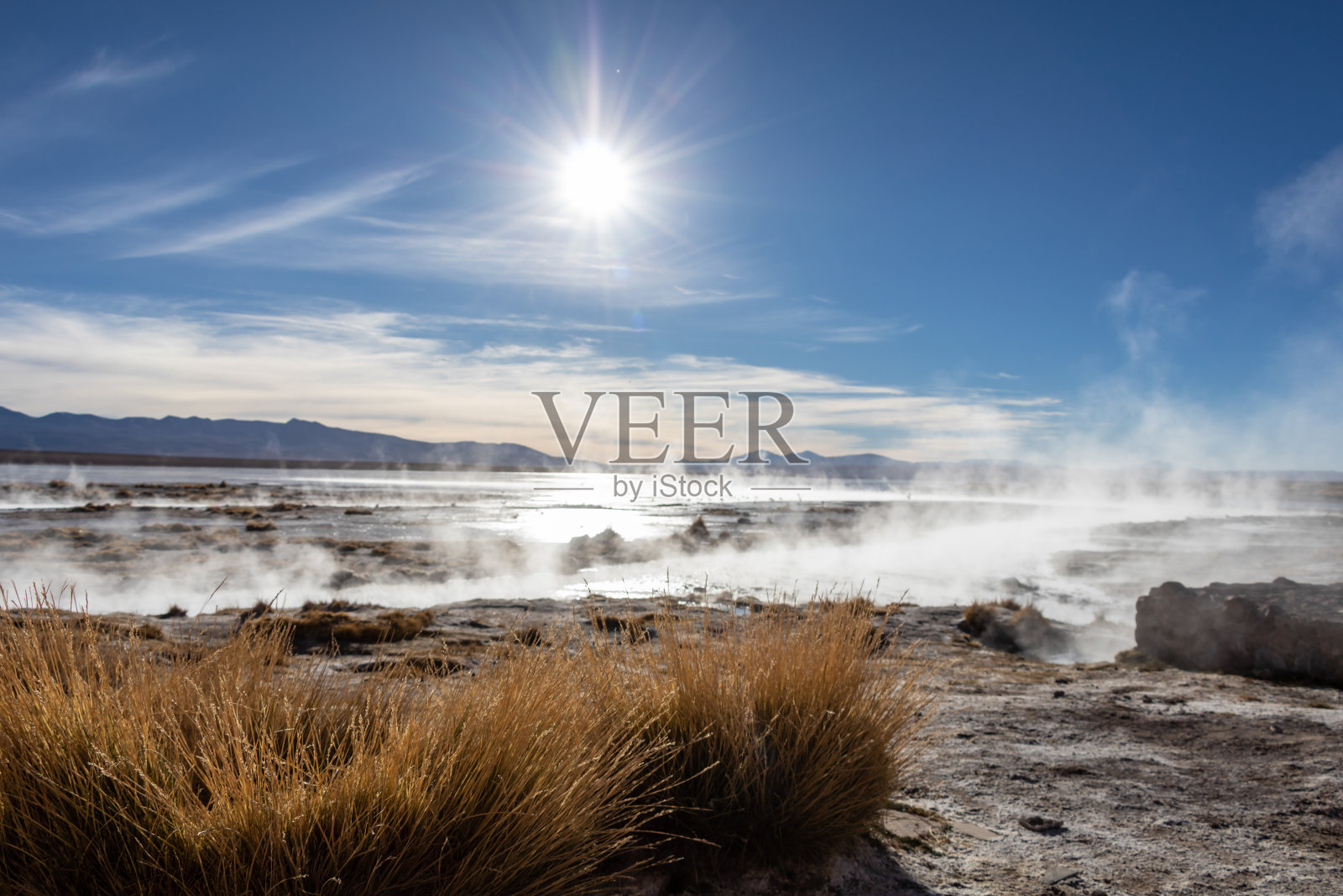 在玻利维亚，有一个热气腾腾的天然热水池的温泉照片摄影图片