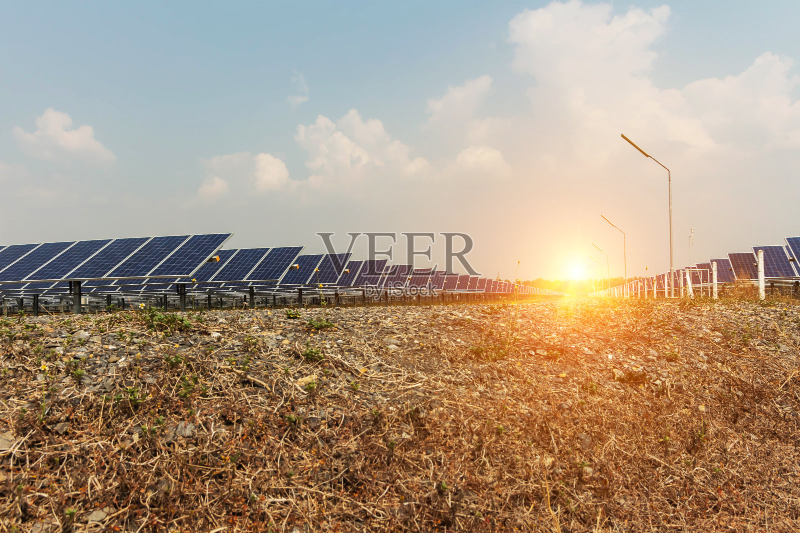 太阳能板，可替代的电力来源，可持续资源的概念，这是一个新的系统，可以产生更多的电力，这是太阳跟踪系统照片摄影图片