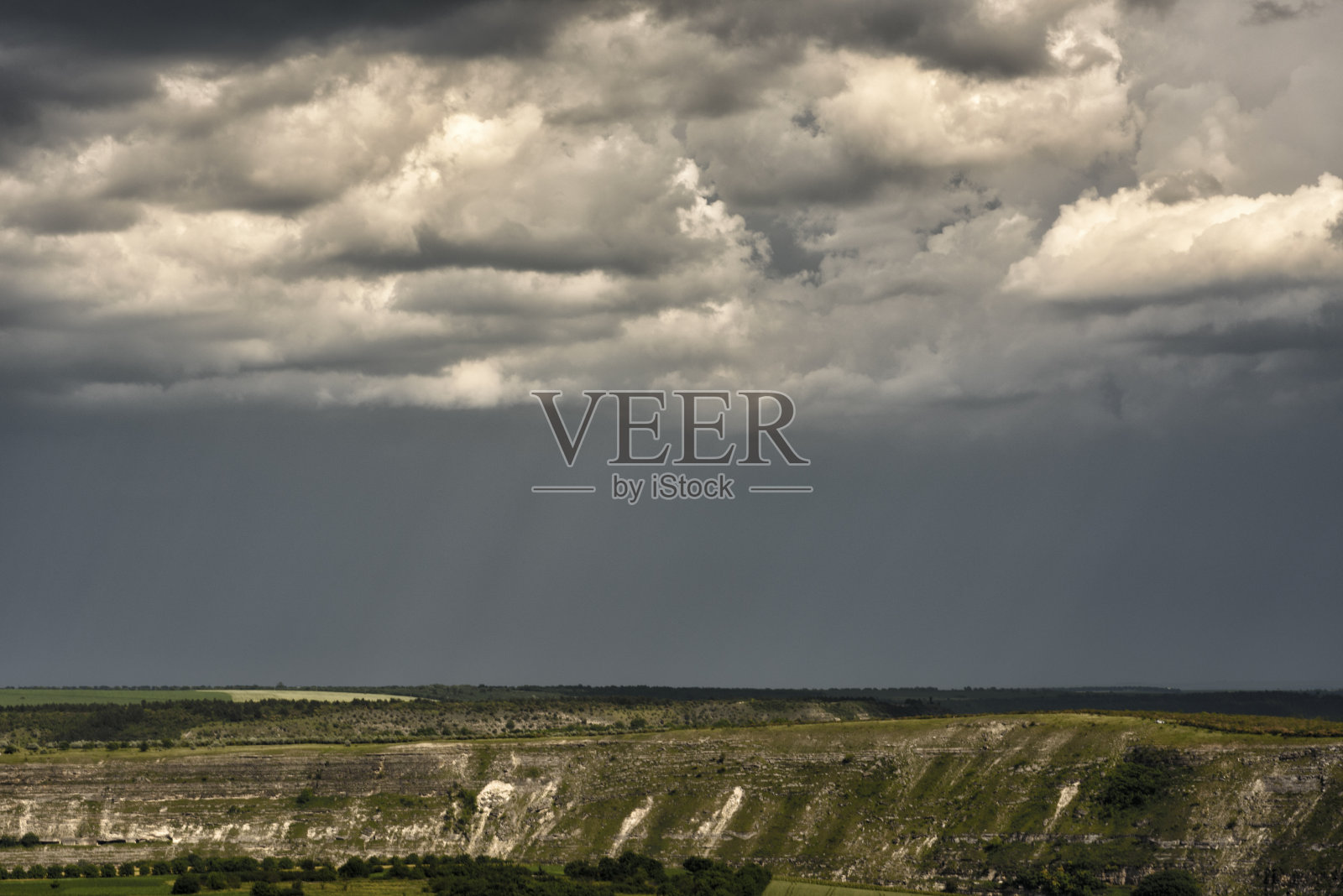 雷暴来临前的景观。在农村。照片摄影图片