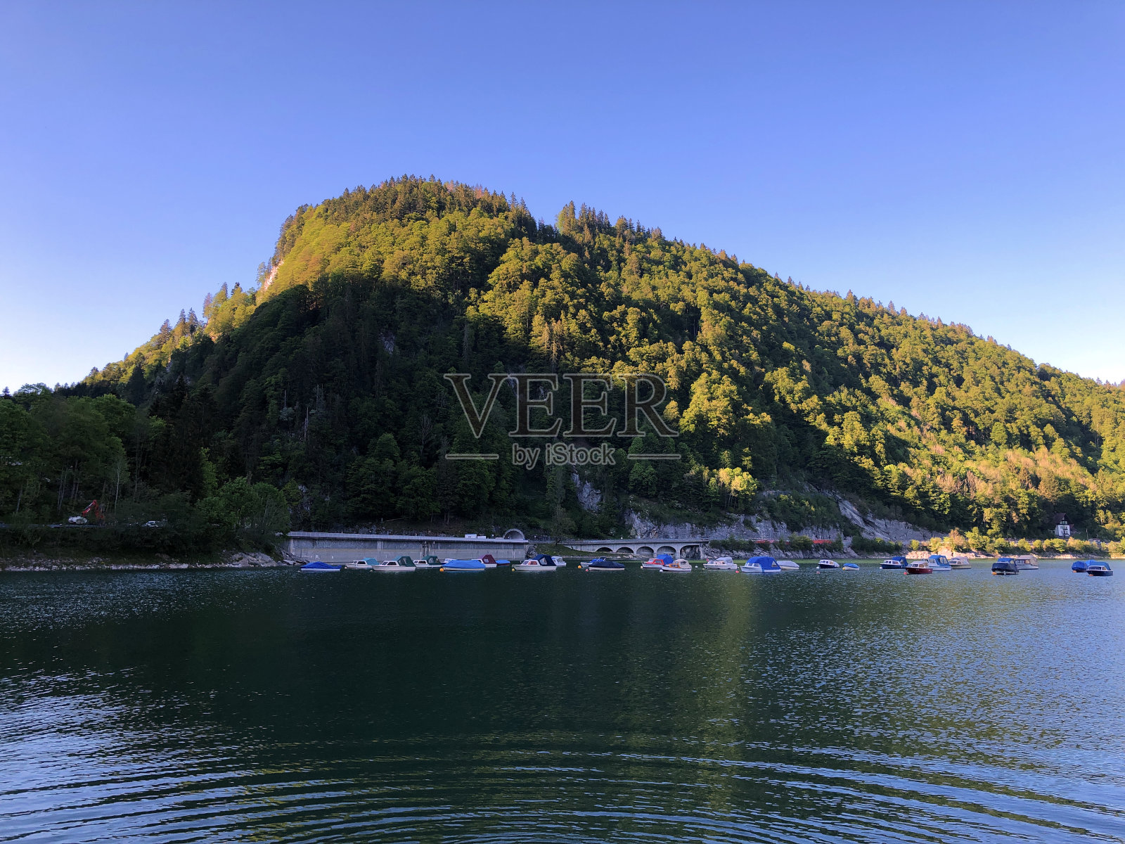 格尔伯格山之上的高山湖瓦格塔勒湖或瓦格塔勒湖，内塔尔照片摄影图片