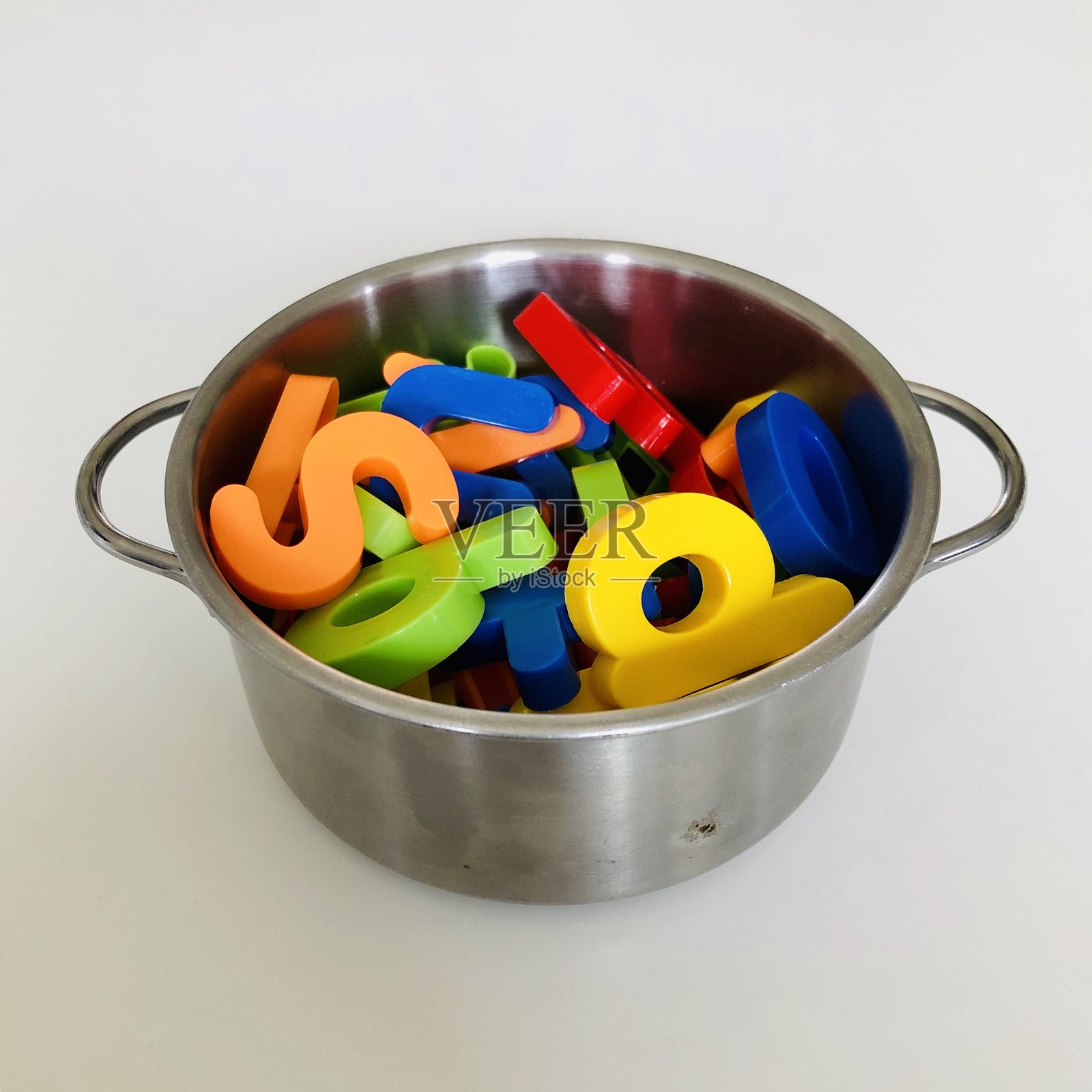 信汤概念摄影与塑料玩具和小平底锅照片摄影图片