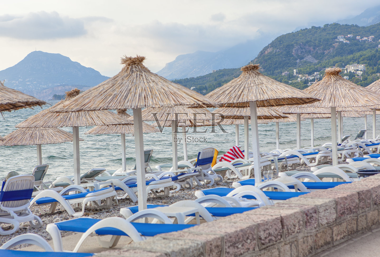 海滩上的草伞照片摄影图片