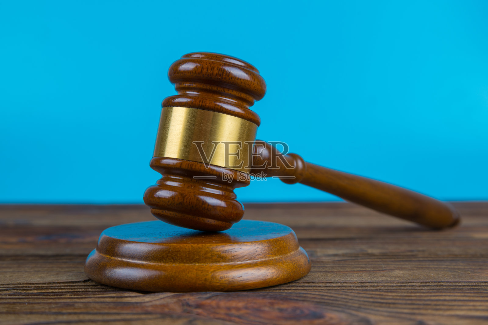 蓝色背景的木桌上的法官 gavel照片摄影图片