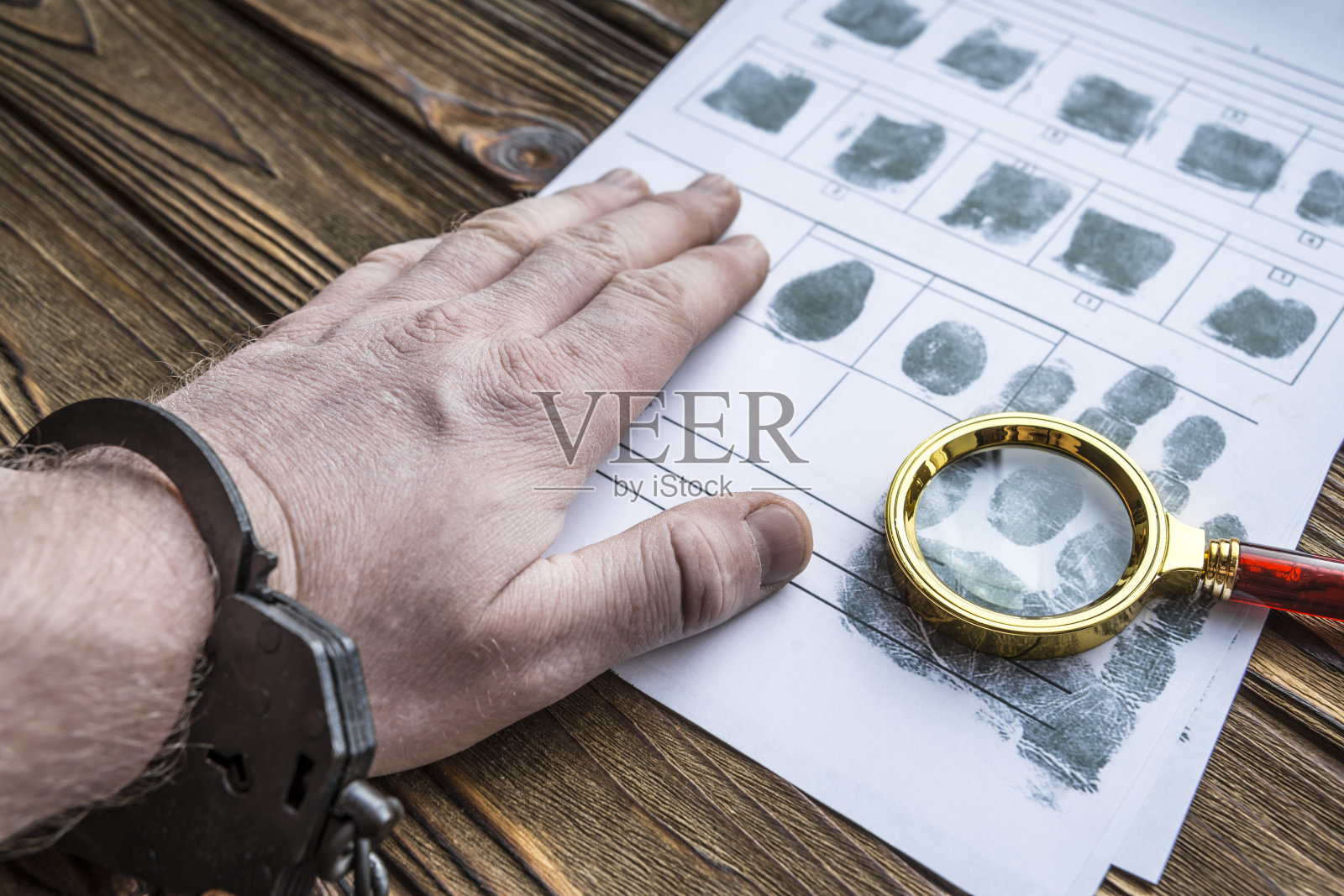 对戴手铐的罪犯，被捕的，被指控的，照片摄影图片