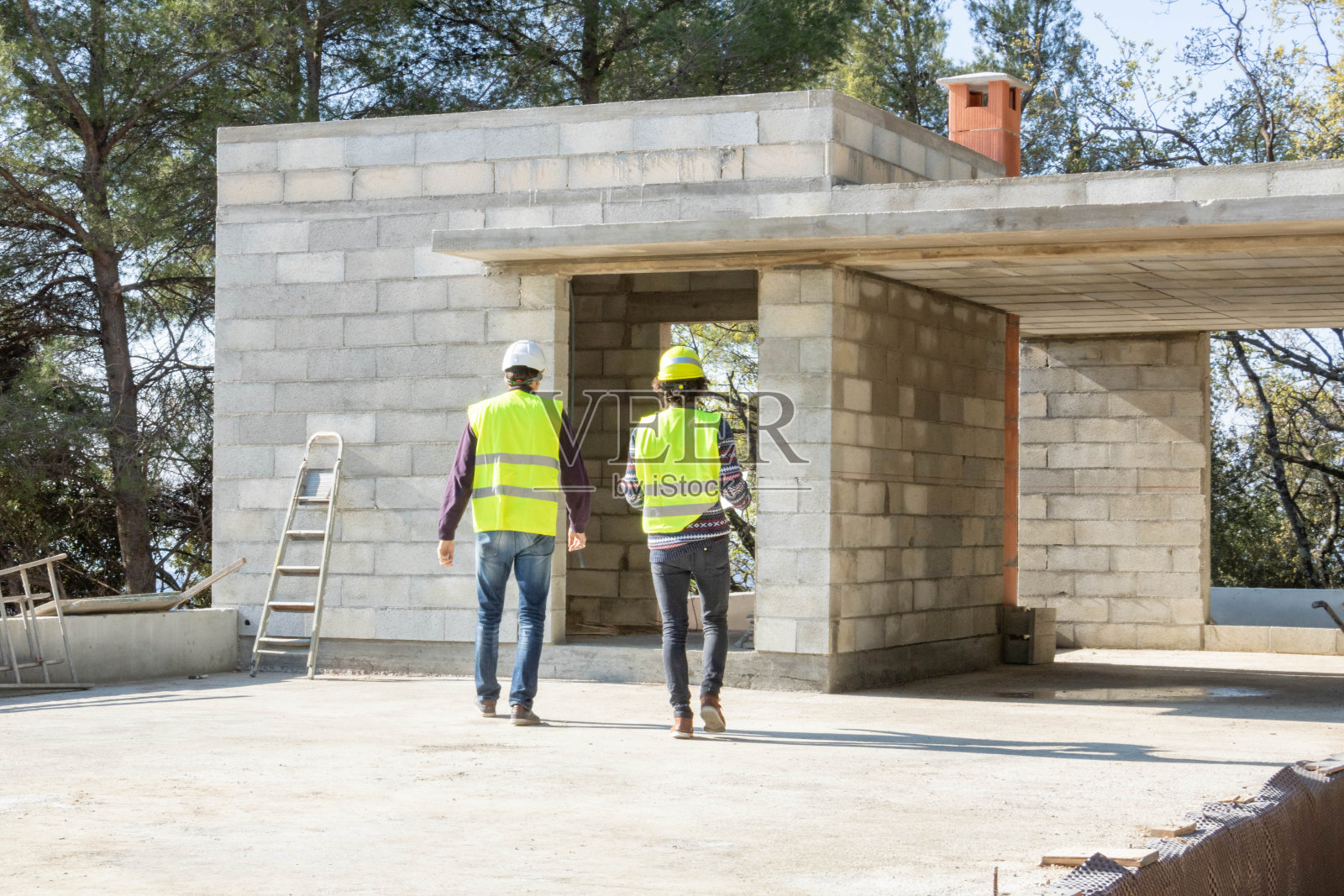 客户/业主与现场经理参观其未来房屋的施工现场照片摄影图片