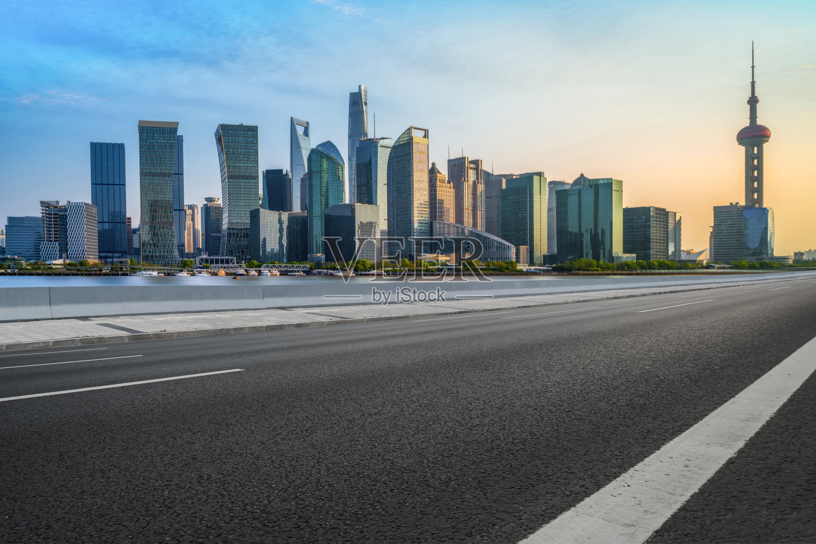 空荡荡的柏油路穿过现代城市上海，中国照片摄影图片