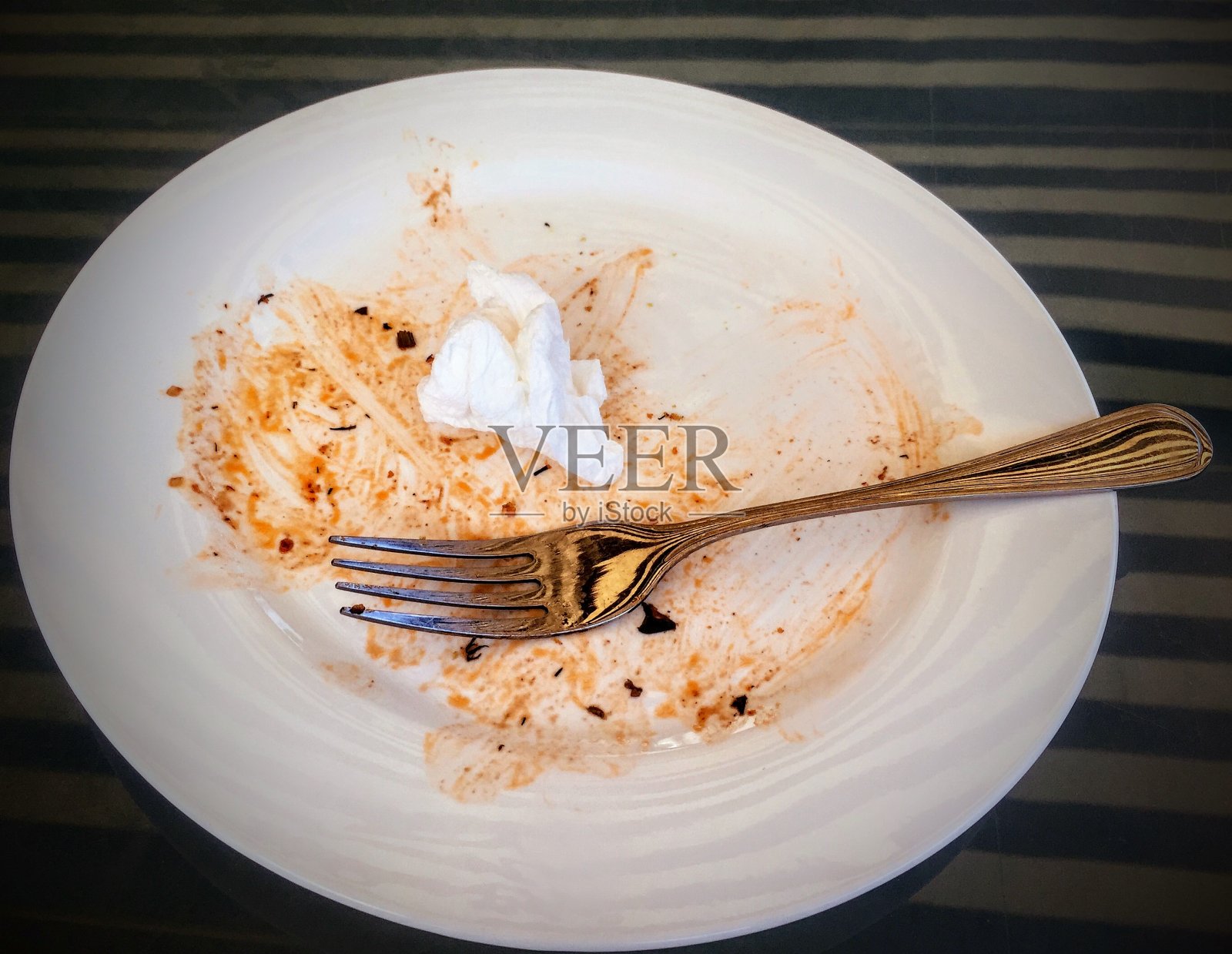 饭后剩下的脏盘子照片摄影图片