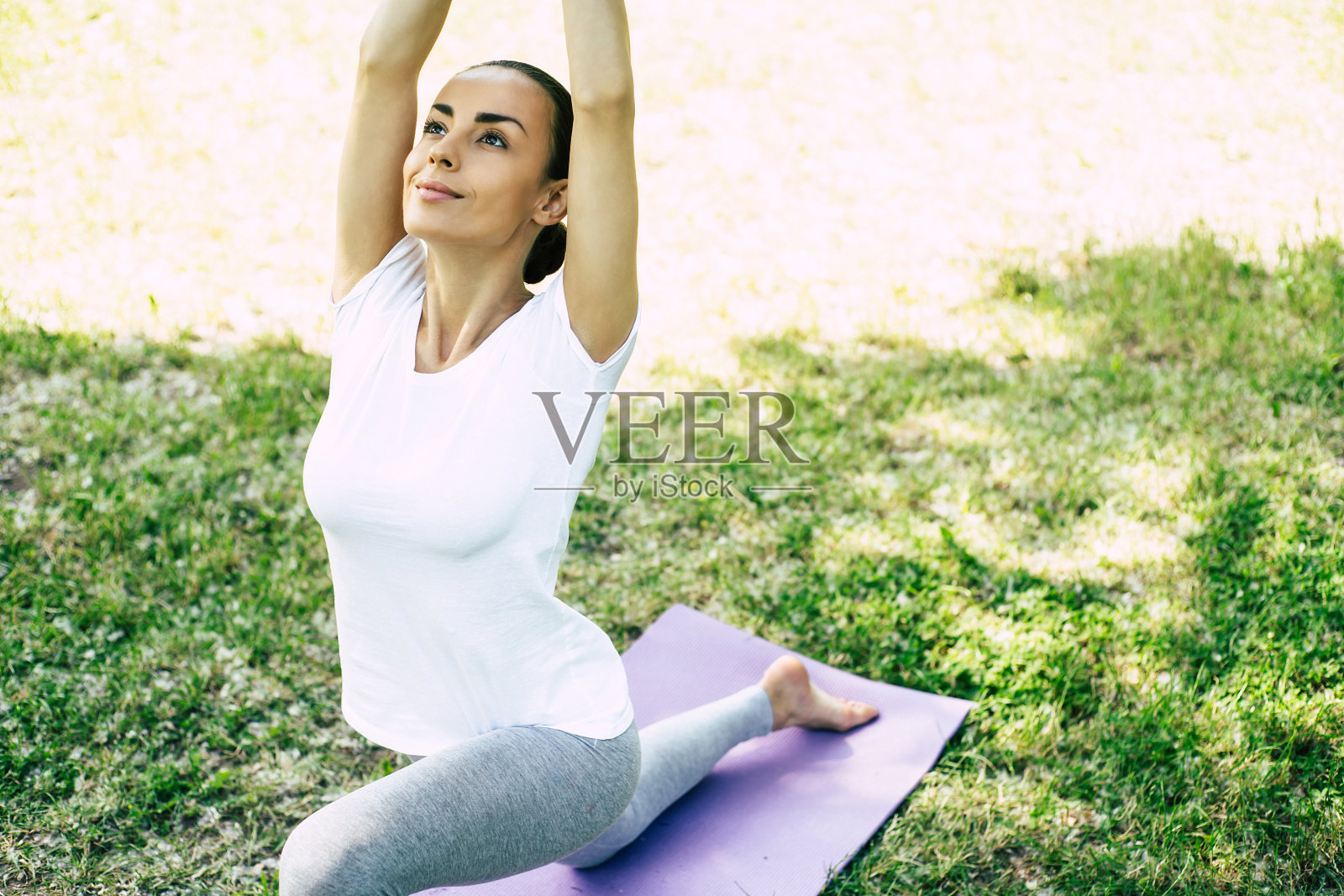 瑜伽有助于身体健康和强壮。瑜伽姿势。年轻漂亮的女人在公园里做瑜伽。女孩正在伸展和冥想。照片摄影图片