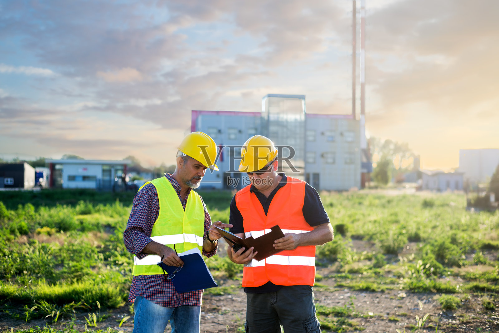 工程师，工人在工业设施照片摄影图片