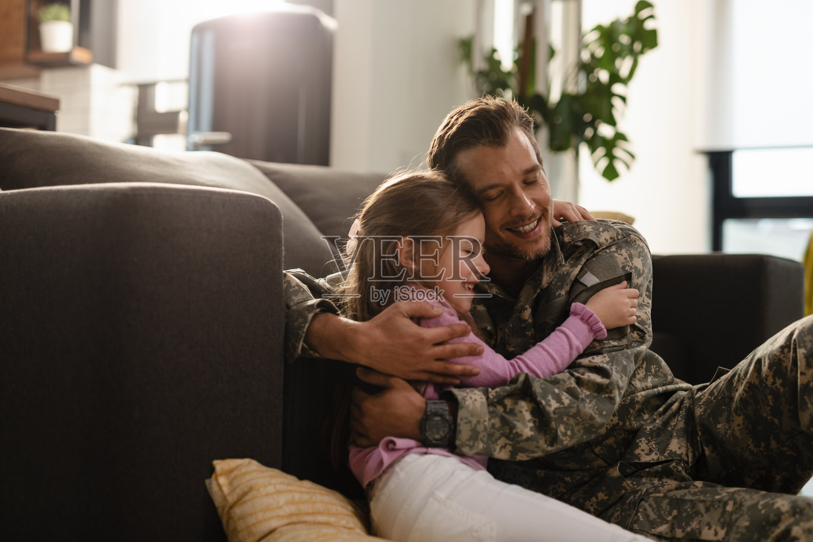 你终于回家了，爸爸!照片摄影图片