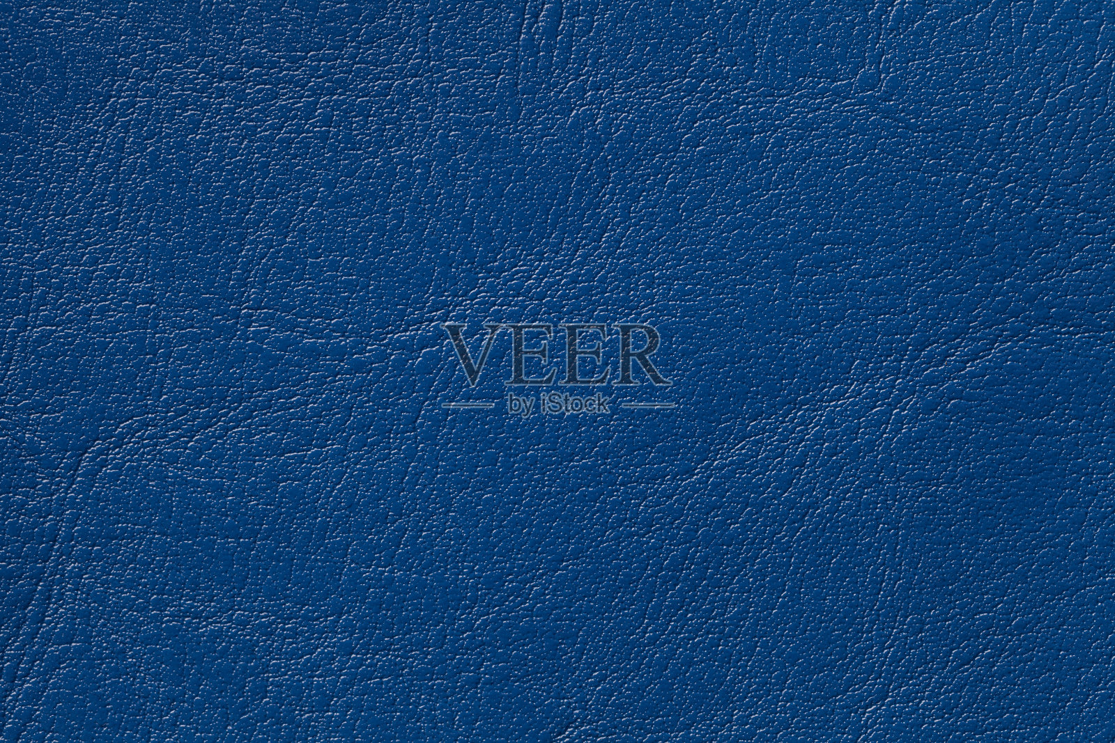 深蓝的皮革纹理背景，特写。牛仔裂纹的背景从皱纹皮肤照片摄影图片