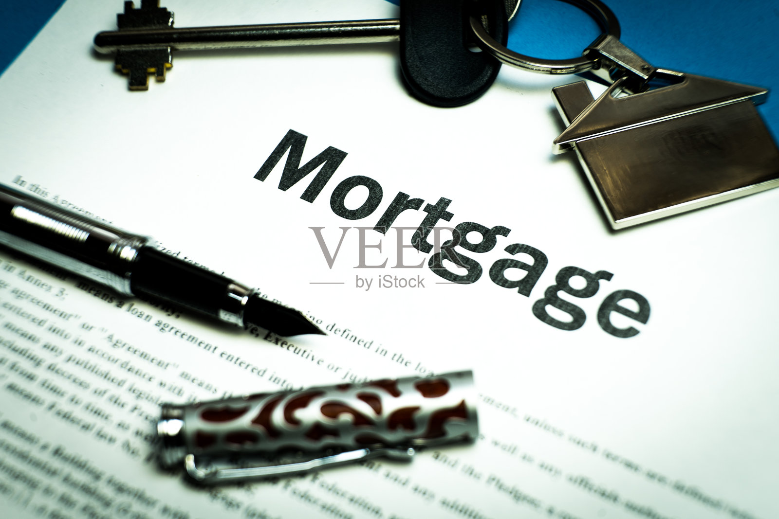 抵押贷款的合同。房子的钥匙。照片摄影图片