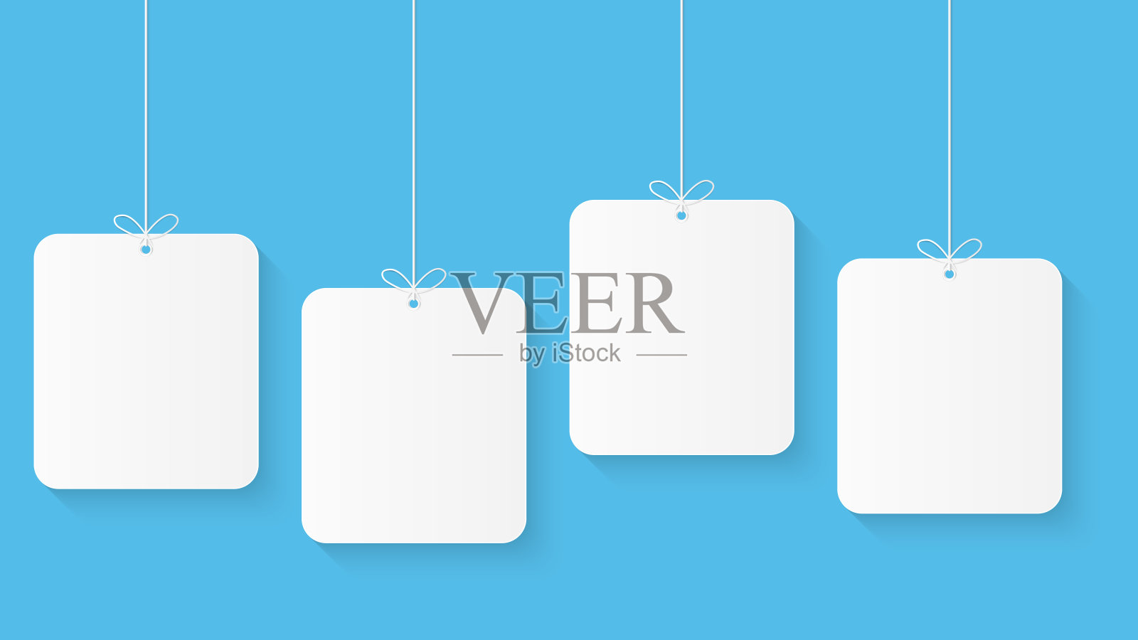 蓝天上有云的纸艺术。副本的空间。语音泡泡，白色空白挂。插画图片素材