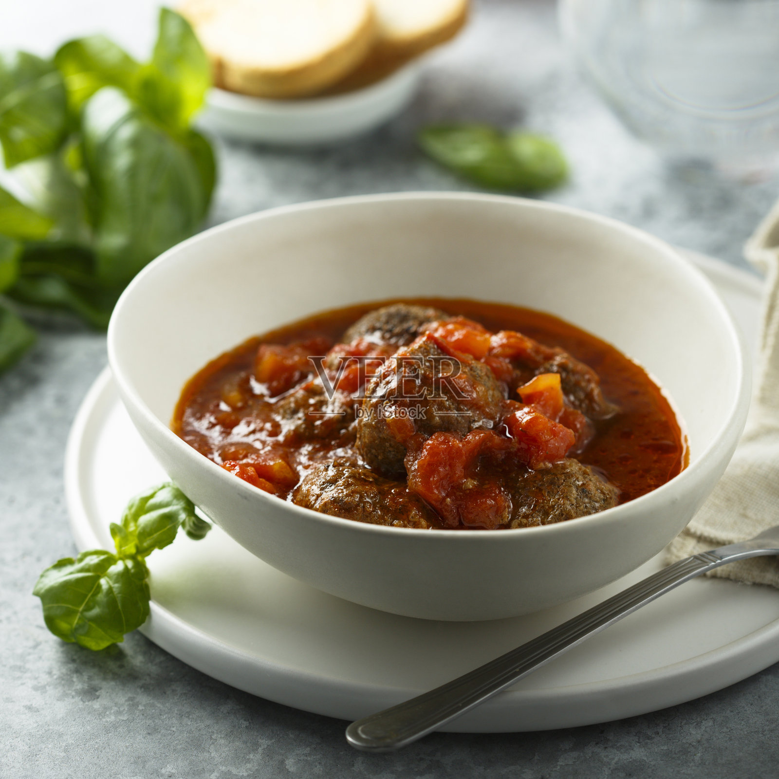 肉丸配番茄酱照片摄影图片