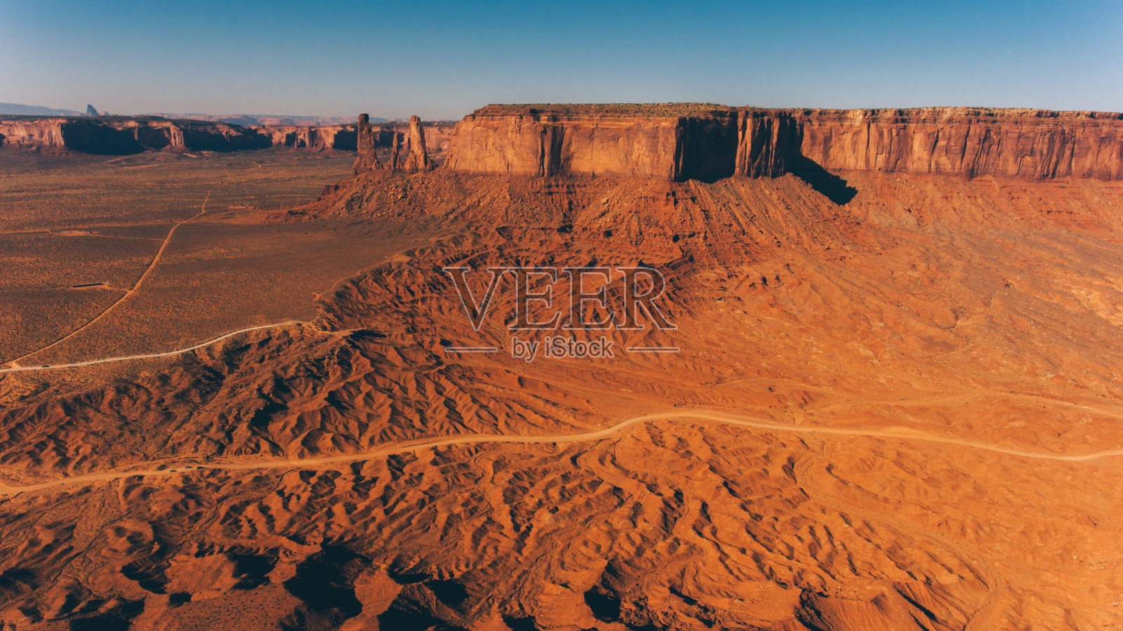 鸟瞰亚利桑那独特的地质形成地标景观。纪念碑谷是美国的国家象征之一。沙质沙漠景观与道路照片摄影图片