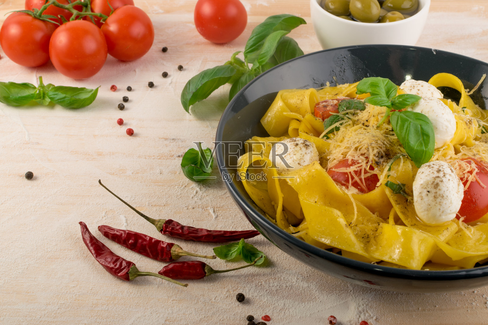 黄色意大利面，宽面条或干面条照片摄影图片