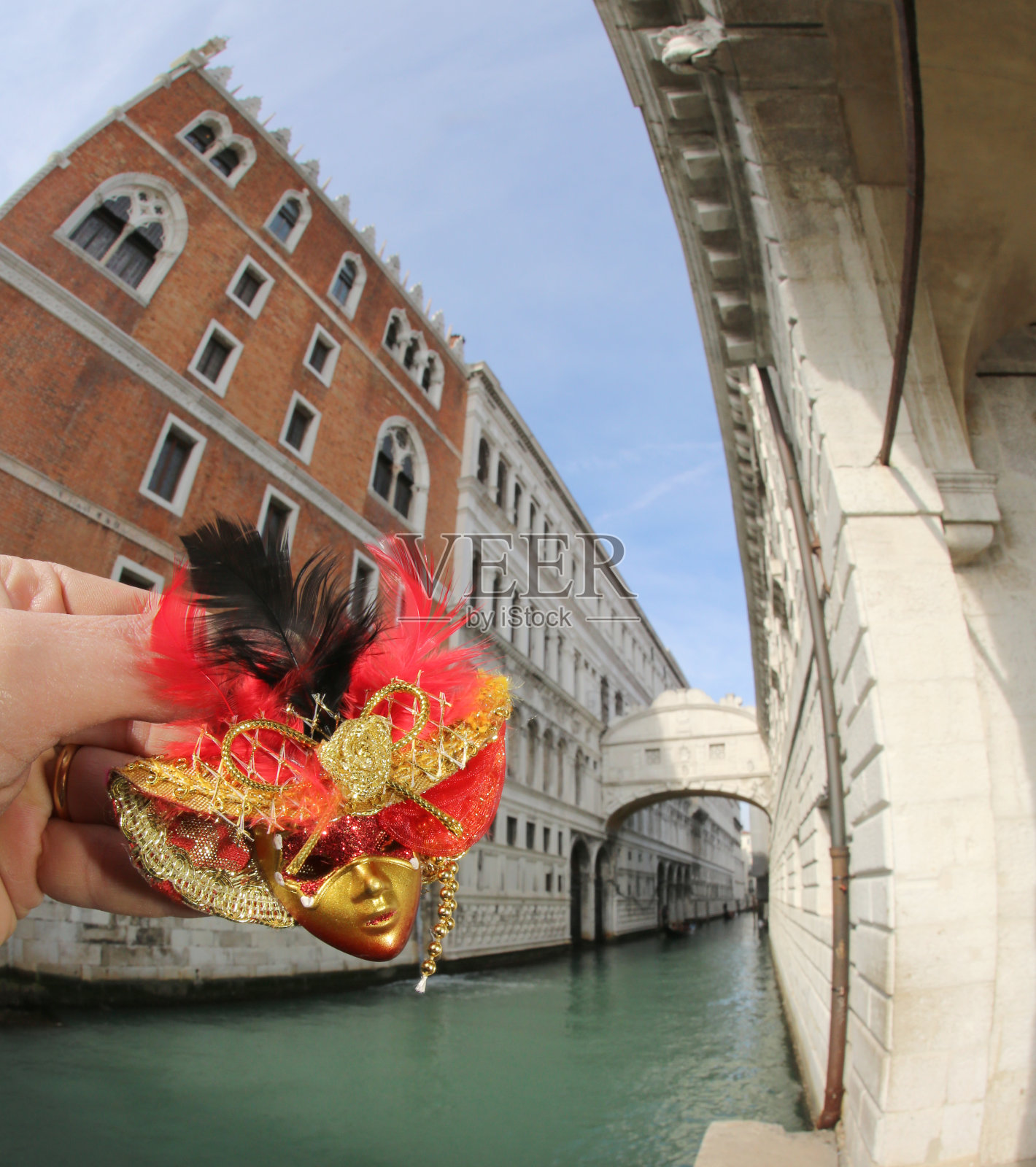 威尼斯的面具和著名的威尼斯桥，被称为威尼斯的灵魂桥照片摄影图片