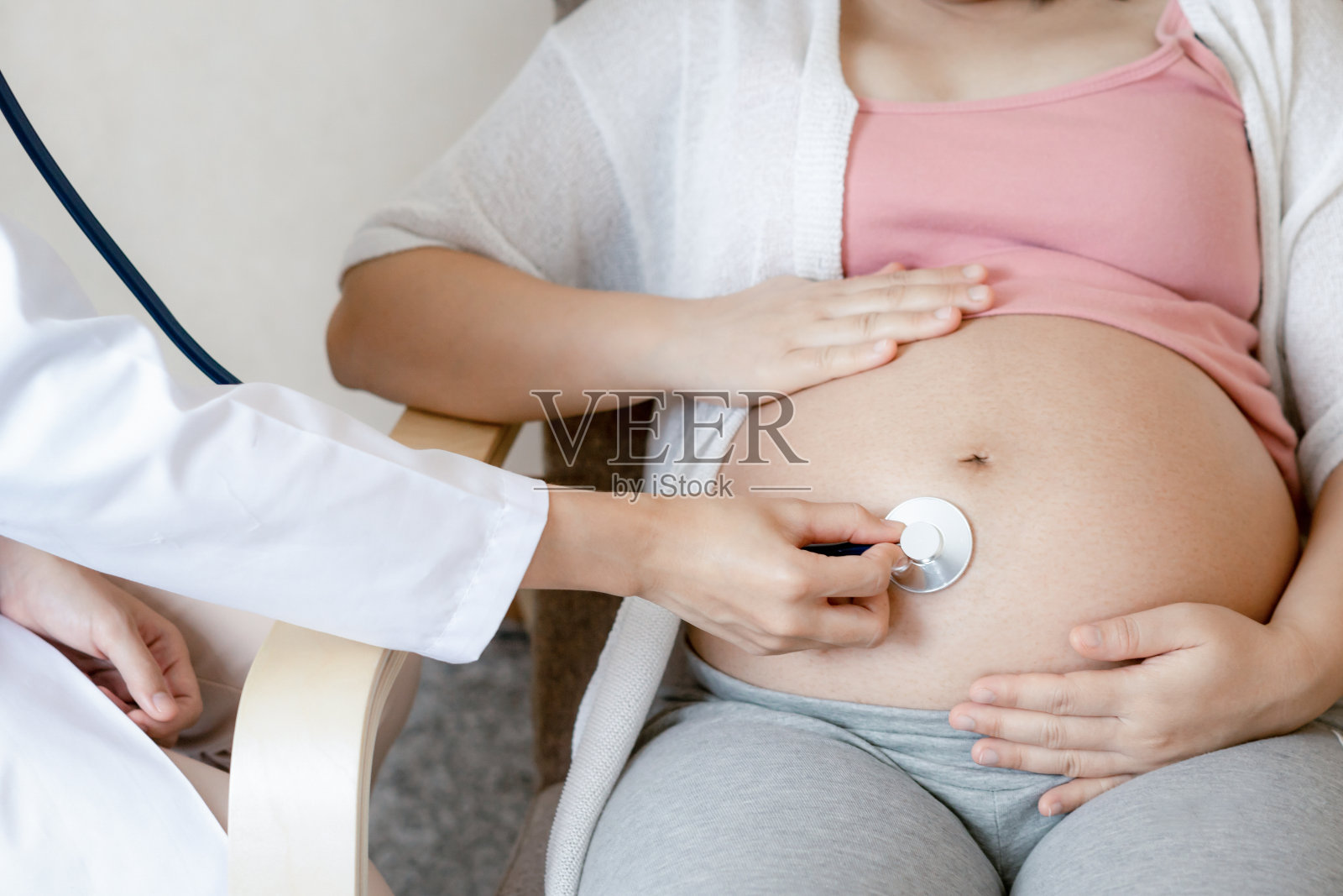 孕妇和妇科医生在医院照片摄影图片