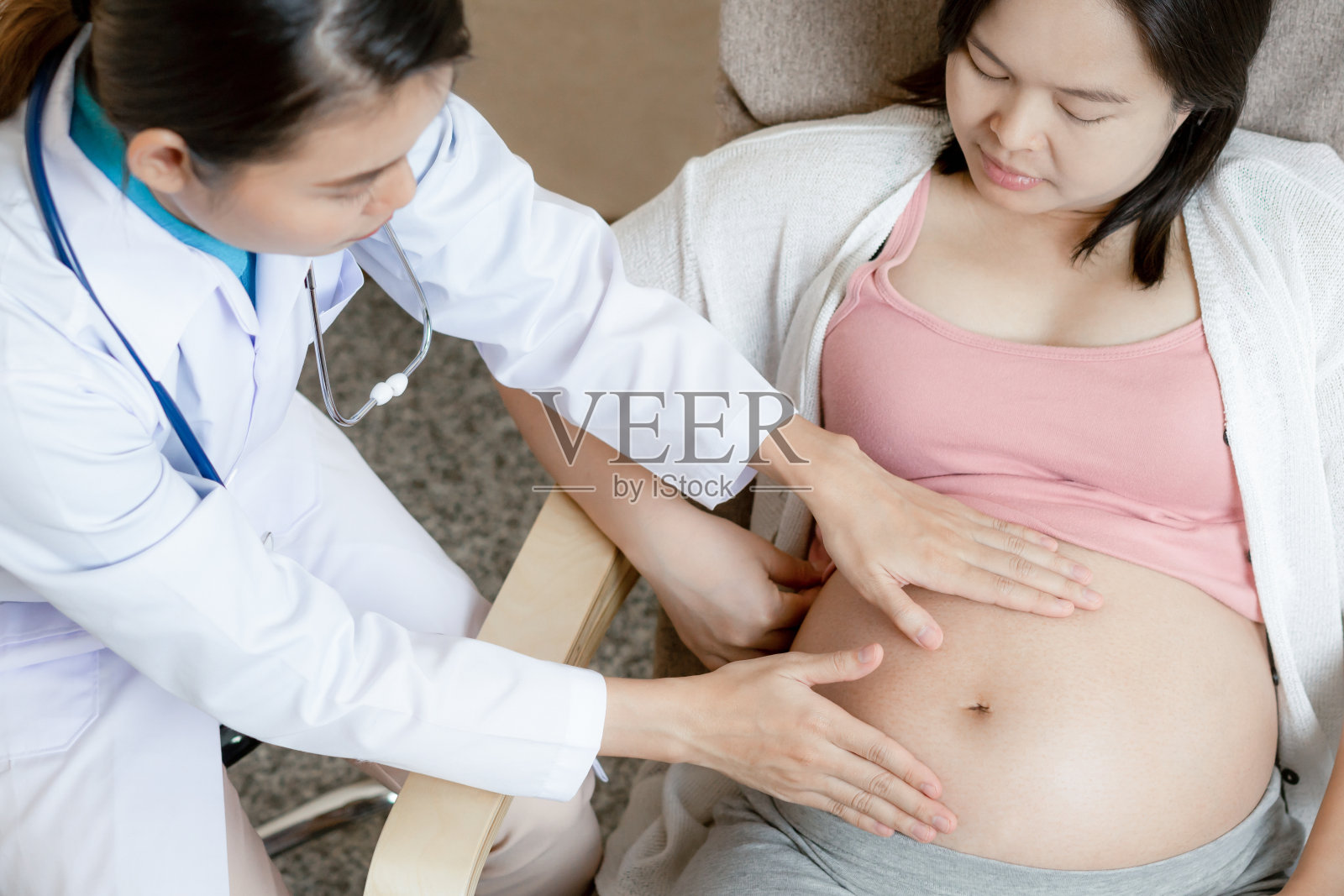 孕妇和妇科医生在医院照片摄影图片