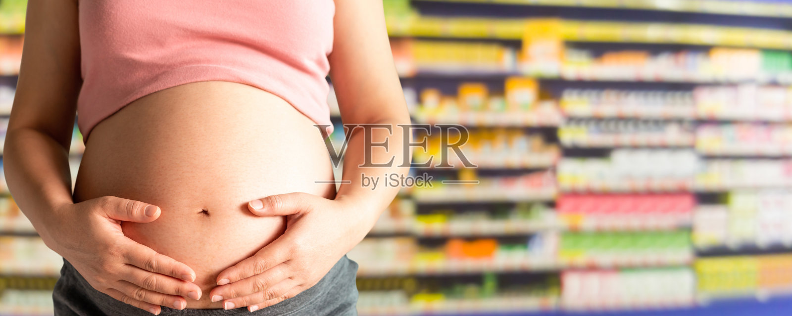 孕妇在药房或药店。照片摄影图片