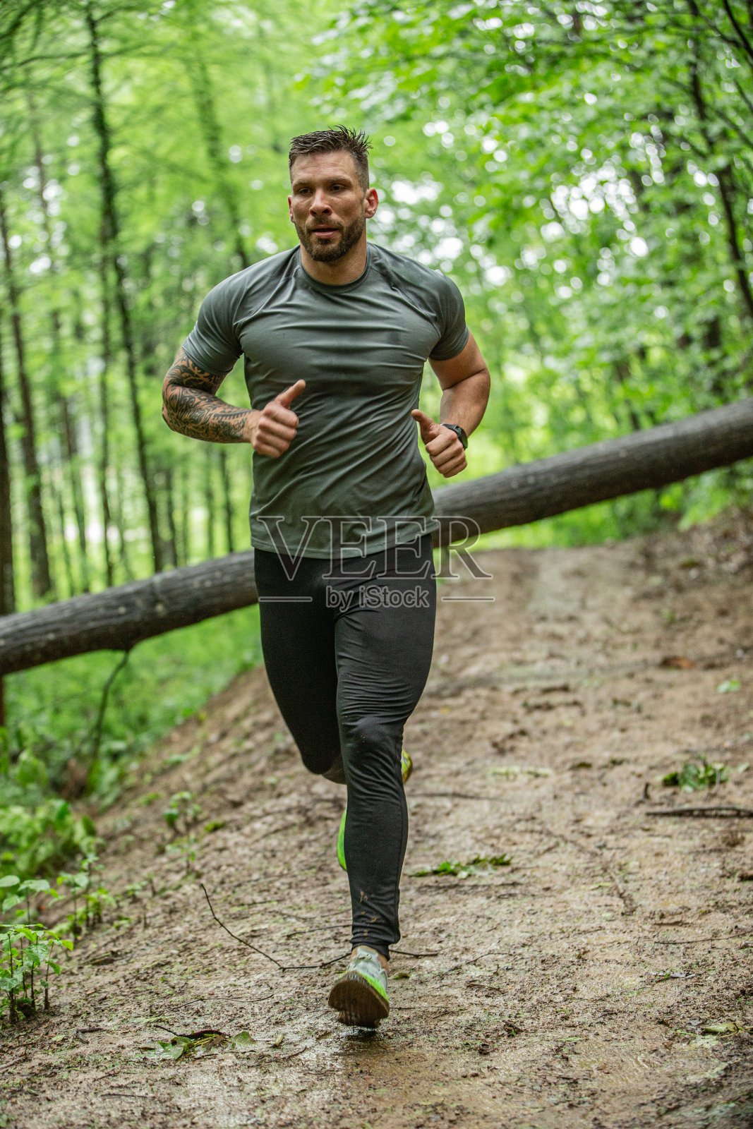 强壮的中年人在森林里慢跑照片摄影图片