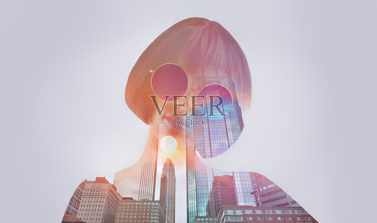 一个年轻女人在城市景观和办公大楼的多重暴露照片摄影图片