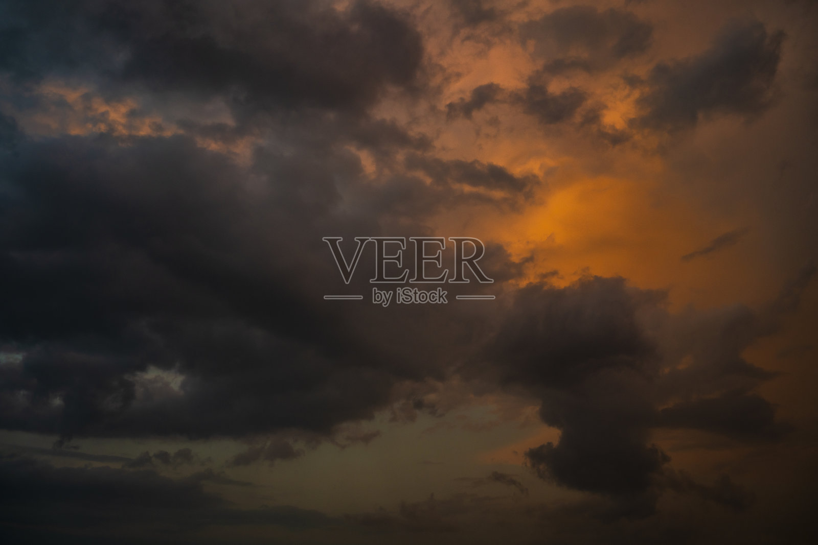 戏剧性的云和日落。照片摄影图片