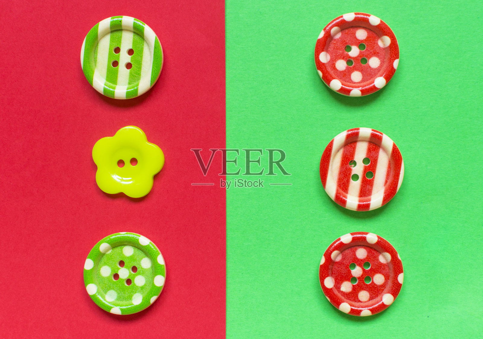 红绿底色上的各种红绿缝扣。照片摄影图片
