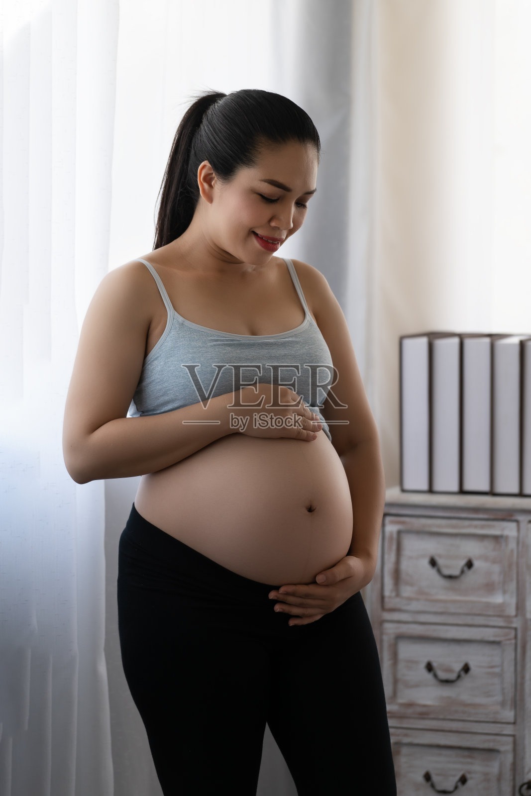 快乐美丽的亚洲孕妇照片摄影图片