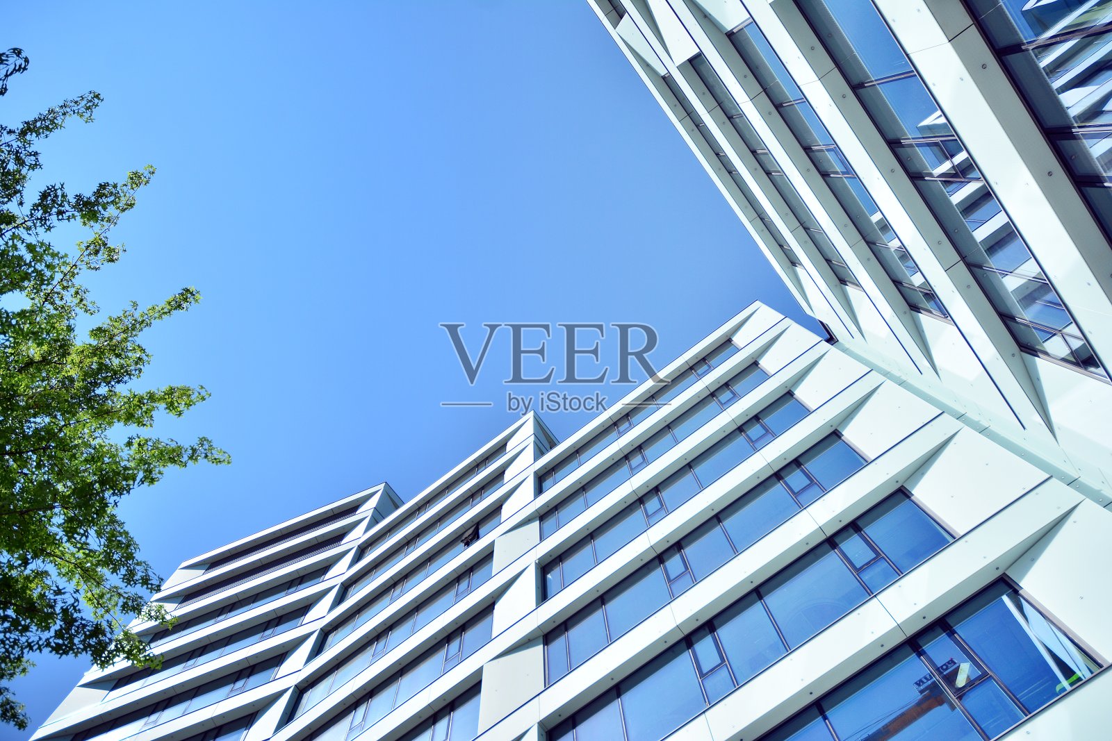 商务中心的新办公楼。钢和玻璃制成的墙壁和蓝天。照片摄影图片