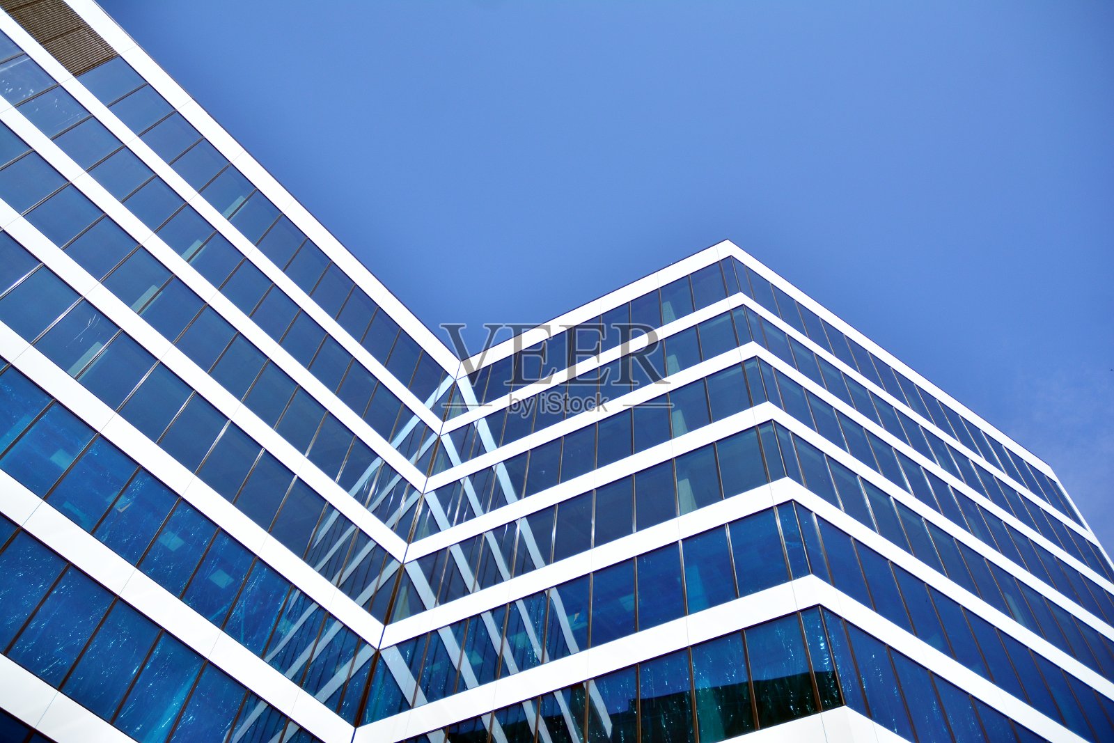 商务中心的新办公楼。钢和玻璃制成的墙壁和蓝天。照片摄影图片