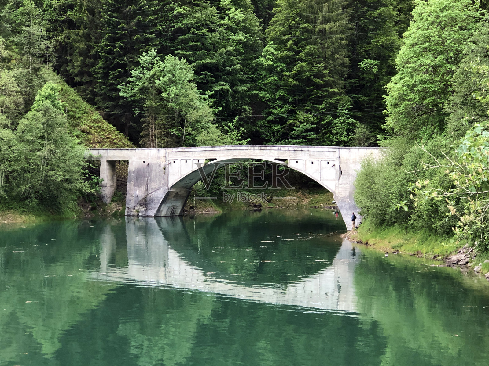 位于瑞士施维茨州内塔尔的Schrabach河和高山湖Wagitalersee上的桥照片摄影图片