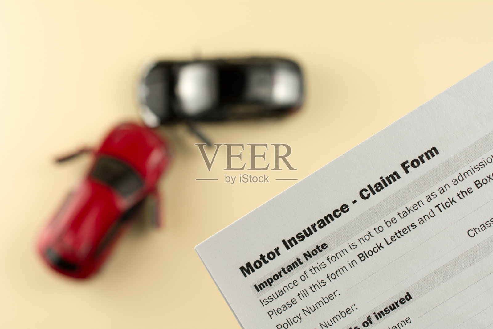 两辆破车和汽车保险文件照片摄影图片