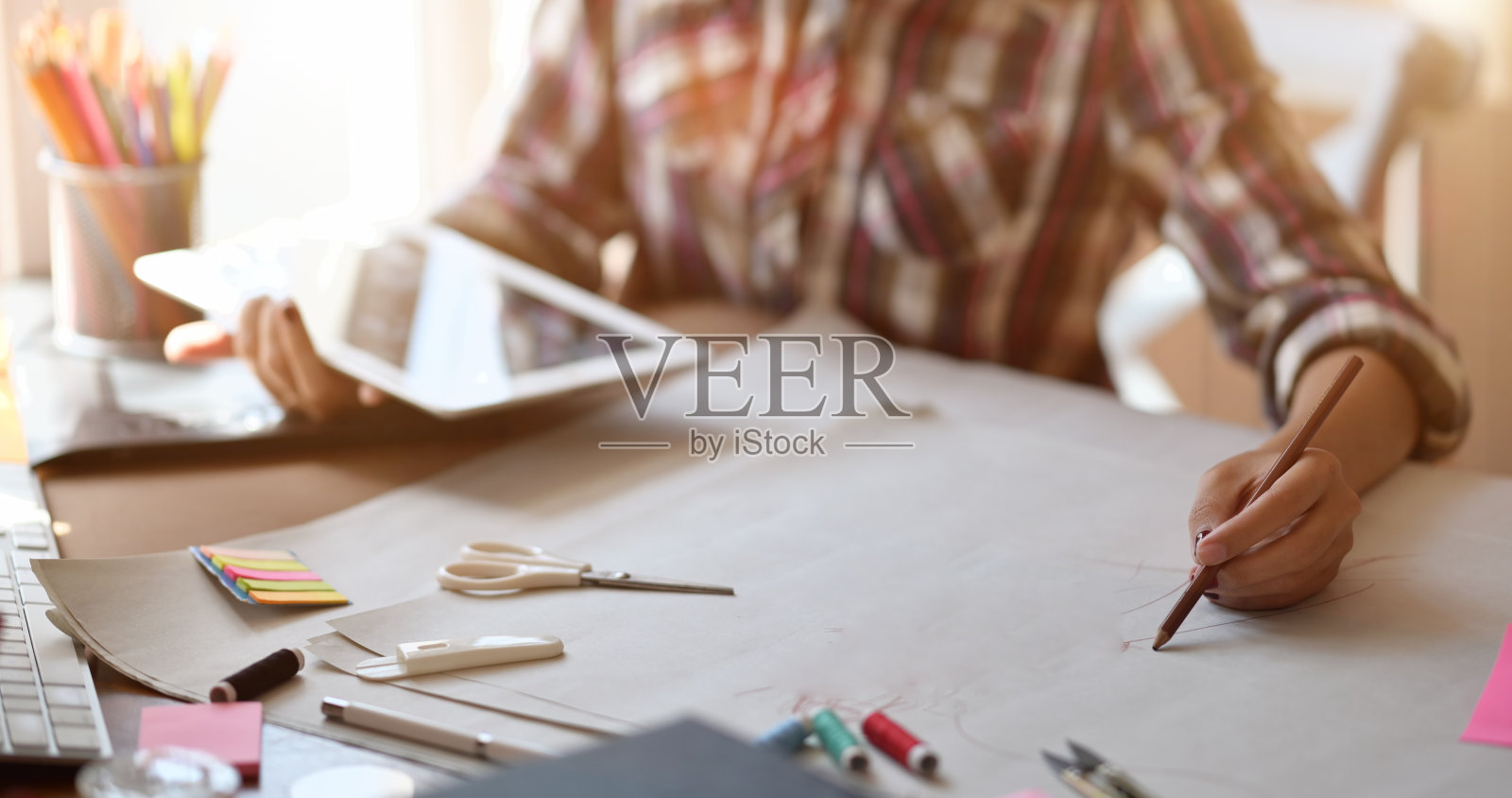 女性时装设计师使用平板电脑的新趋势照片摄影图片