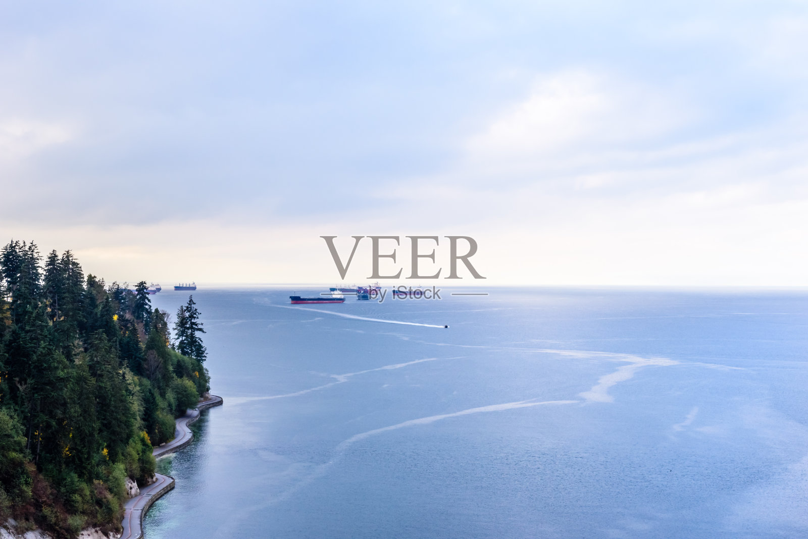 近岸海湾的货船和船只照片摄影图片