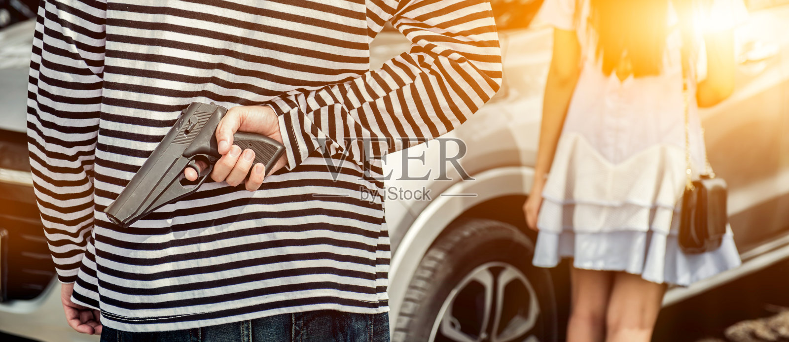 小偷试图偷停在公共停车场的那辆车照片摄影图片