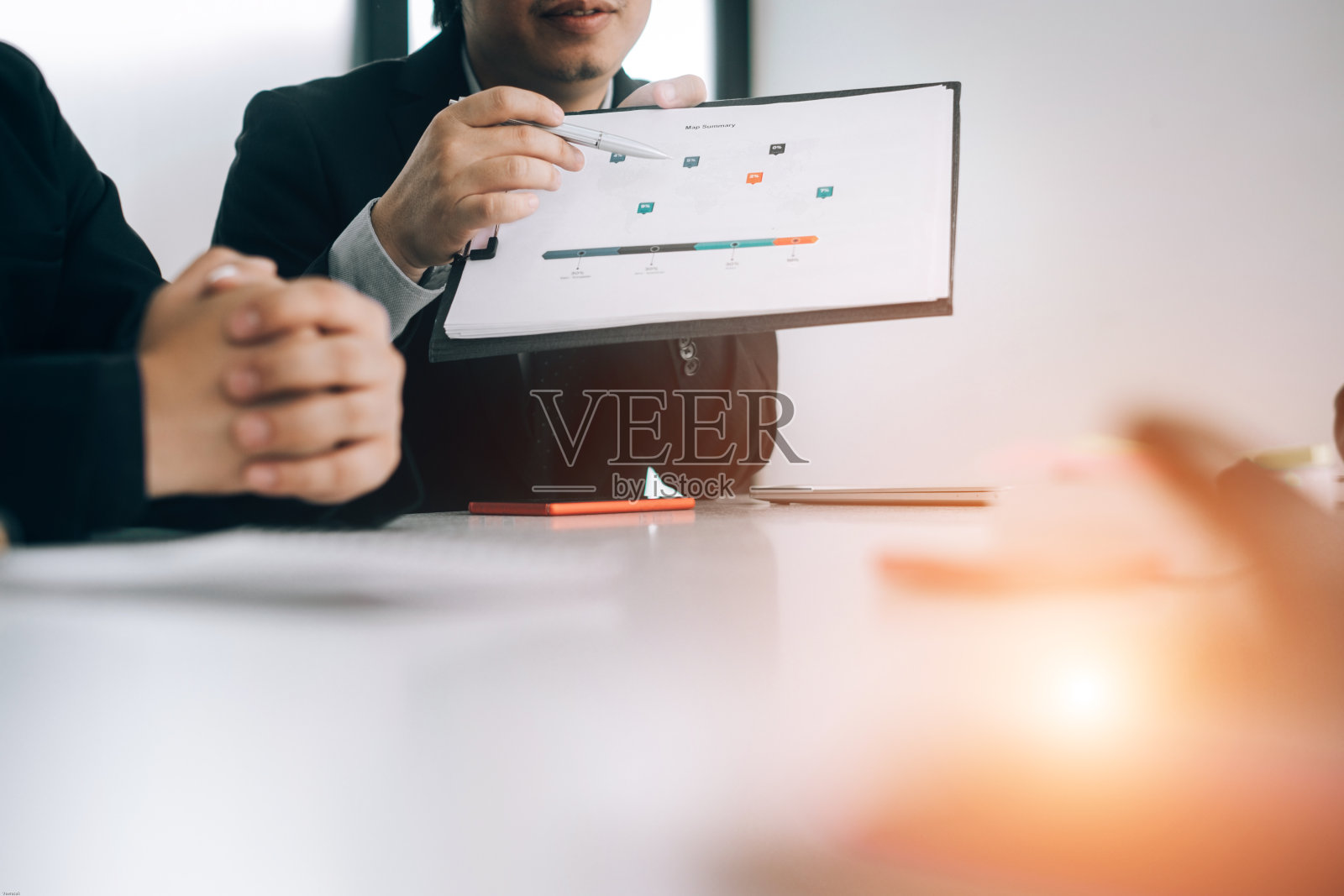 商务人士在会议室分析投资图表，头脑风暴，讨论投资方案照片摄影图片