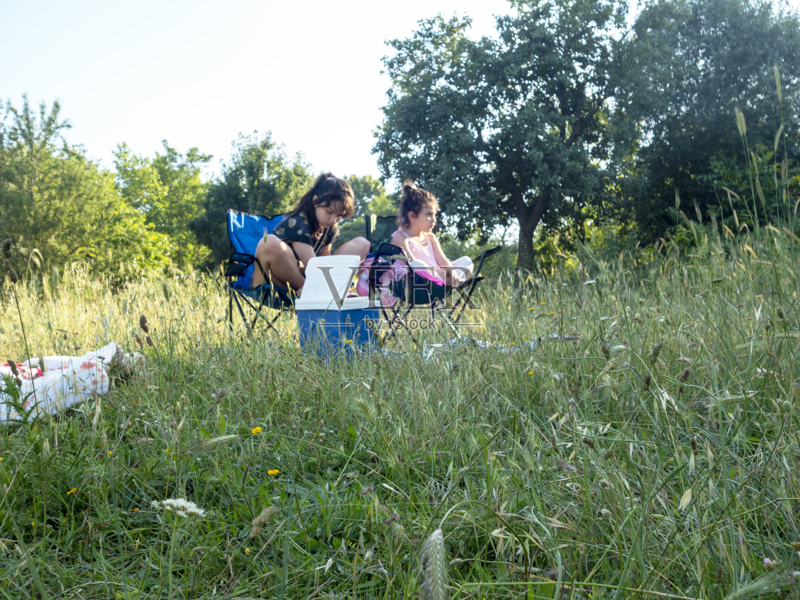 两个可爱的女孩坐在椅子上照片摄影图片