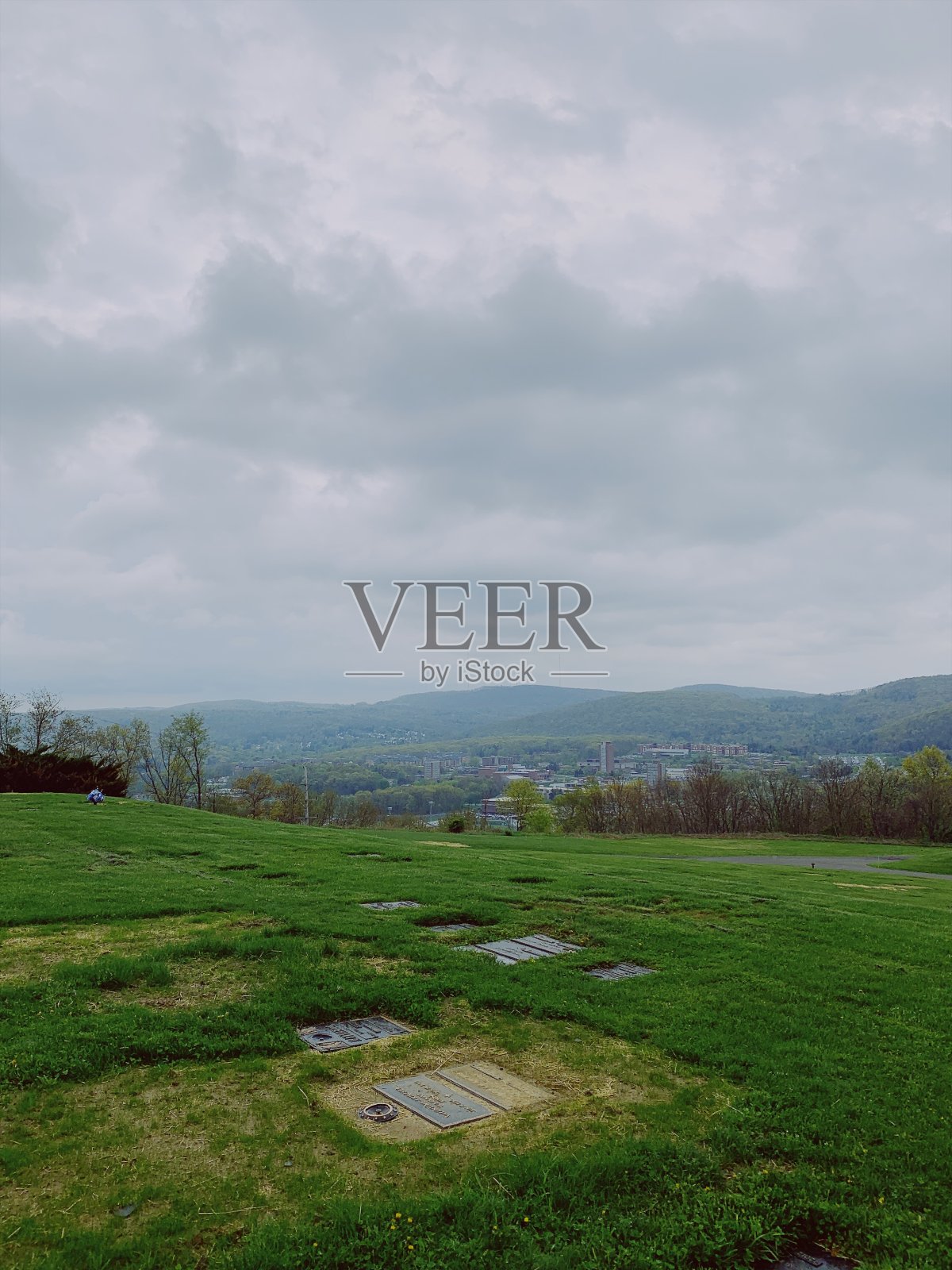 小山上的墓地照片摄影图片