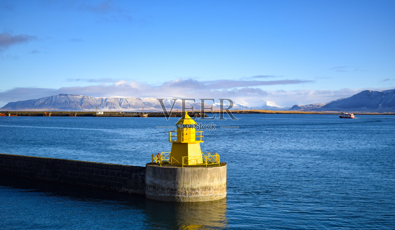 冰岛海，黄色灯塔结构照片摄影图片