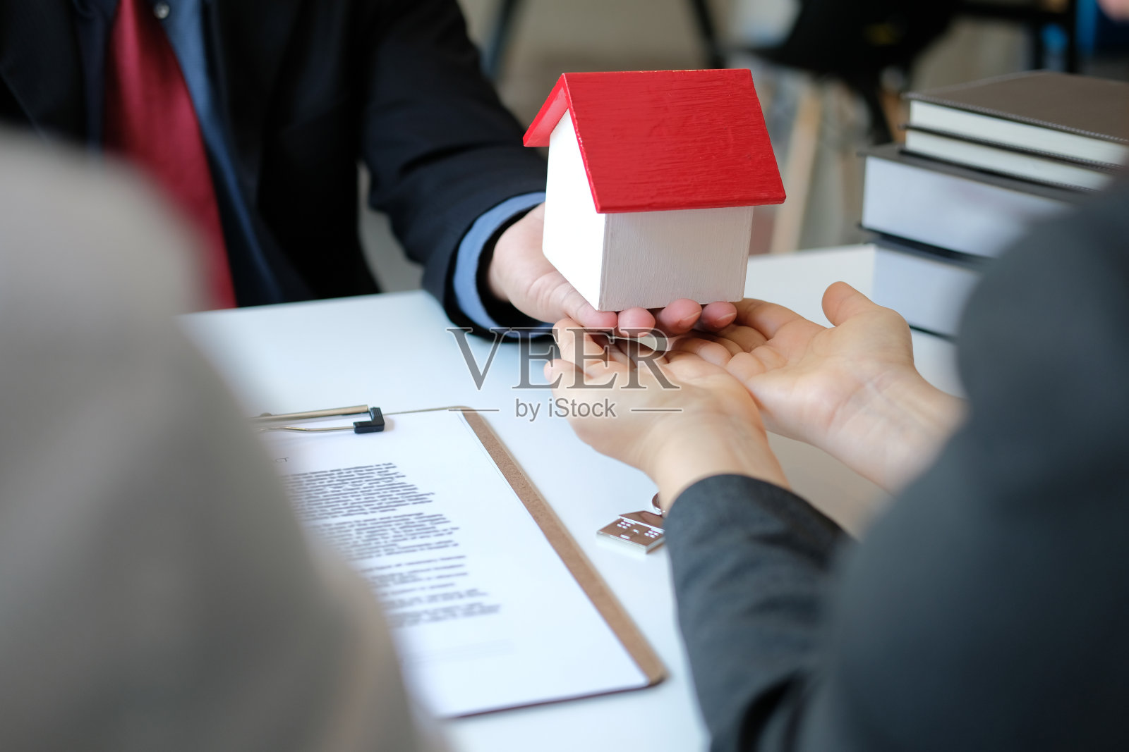 律师保险经纪人咨询，为夫妻客户购买租房提供法律建议。财务顾问与抵押贷款投资合同。房地产经纪人出售房地产照片摄影图片