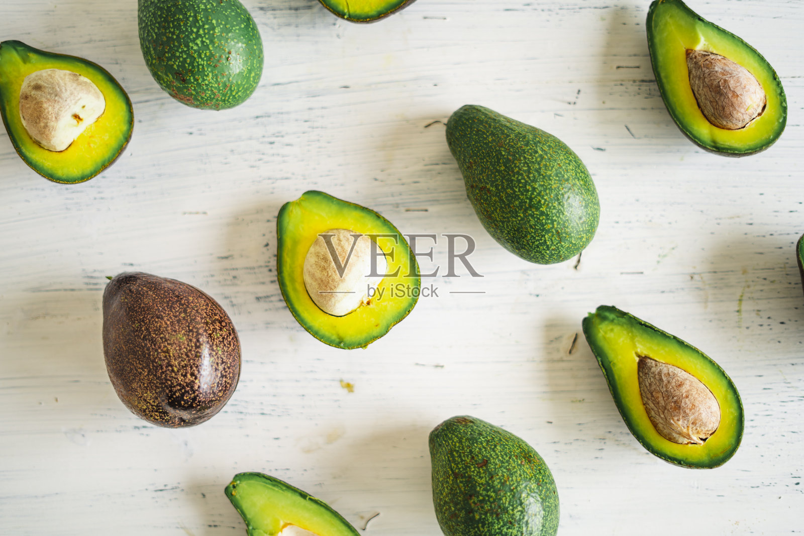 特写牛油果在白色的桌子上照片摄影图片