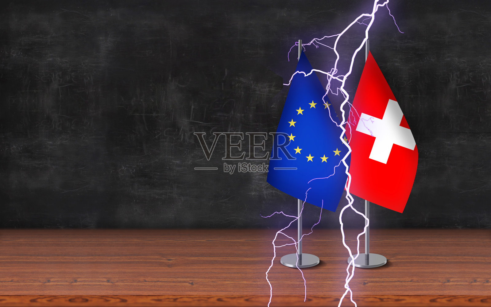 国与国冲突概念;欧盟和瑞士的3D课桌旗帜与雷声一起站立在桌子上，前面的黑板背景有很大的拷贝空间。照片摄影图片