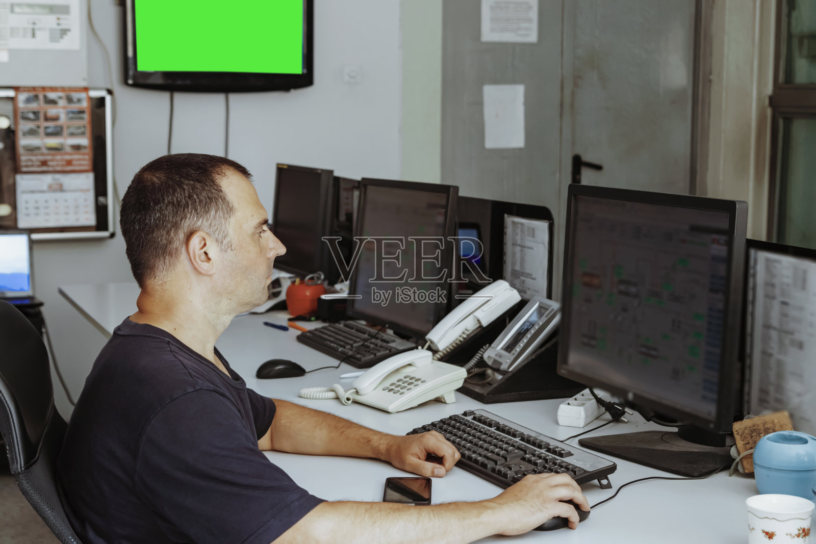 办公室中年工程师照片摄影图片