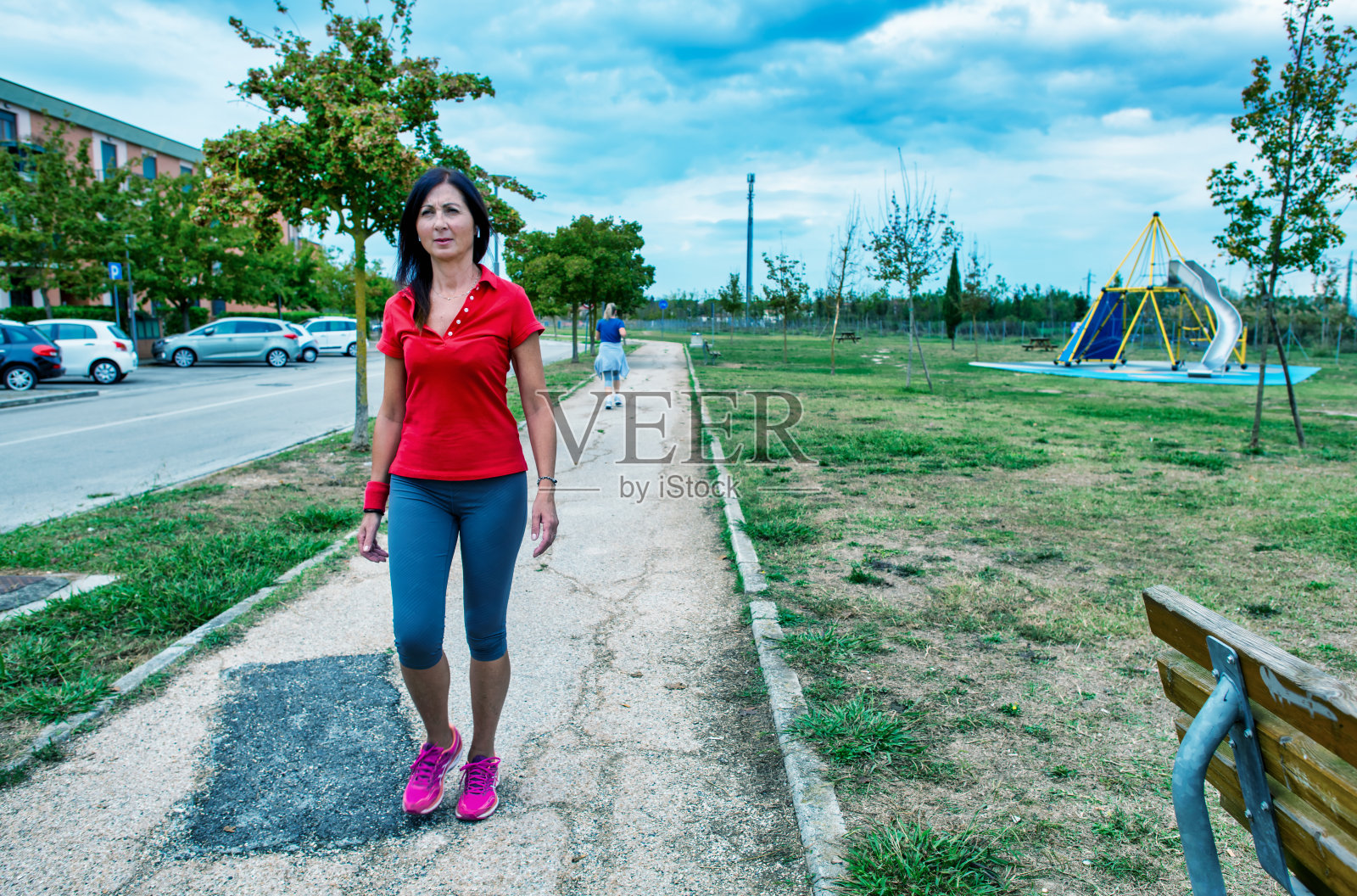 40和激烈。一位50岁的妇女每天都在快速训练照片摄影图片