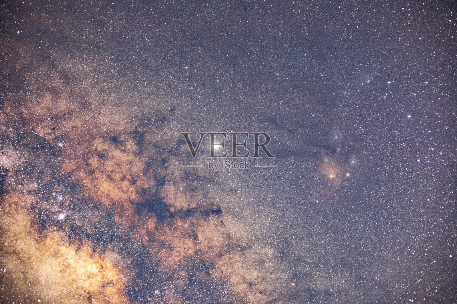 蛇夫座的星场和星云是用业余的单反相机拍摄的照片摄影图片