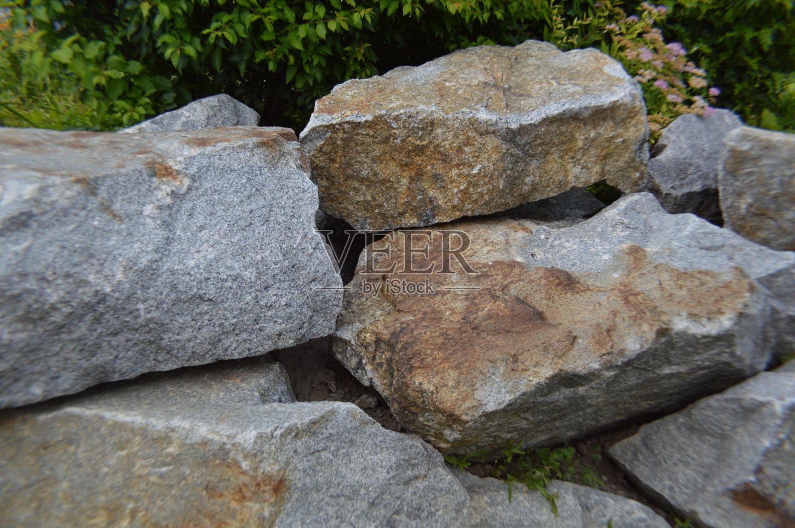 石材的质地不同，大小不一照片摄影图片